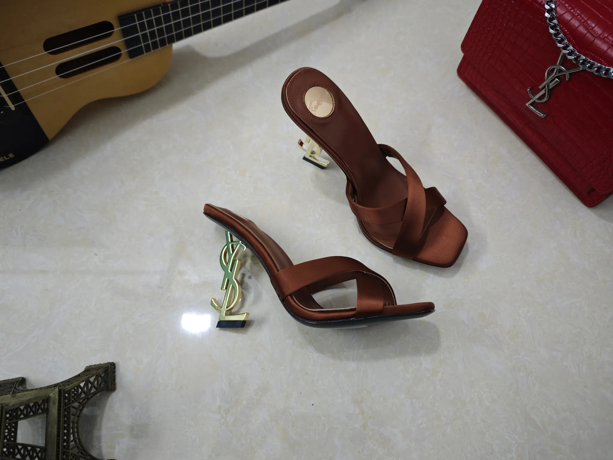 👟👟Ex-factory price 540👟👟【Saint Laurent】Yves Saint Laurent, high-heeled YSL high heels💃2025 early spring counter synchronizes the latest styles, YSL, decoration👠 Classic and high-quality glamorous masterpieces, the hottest autumn and winter series in the counter, with temperament, fashion, classic and attractive design style 😌The effect on the feet is particularly beautiful〰️, the materials are imported from Italy 🇮🇹 calf, imported black sheepskin, lining, and foot pads; sheepskin, stiletto high heels, size 35-41 (34.41.42 must be customized, non-refundable) outsole; imported genuine leather outsole, with full counter packaging